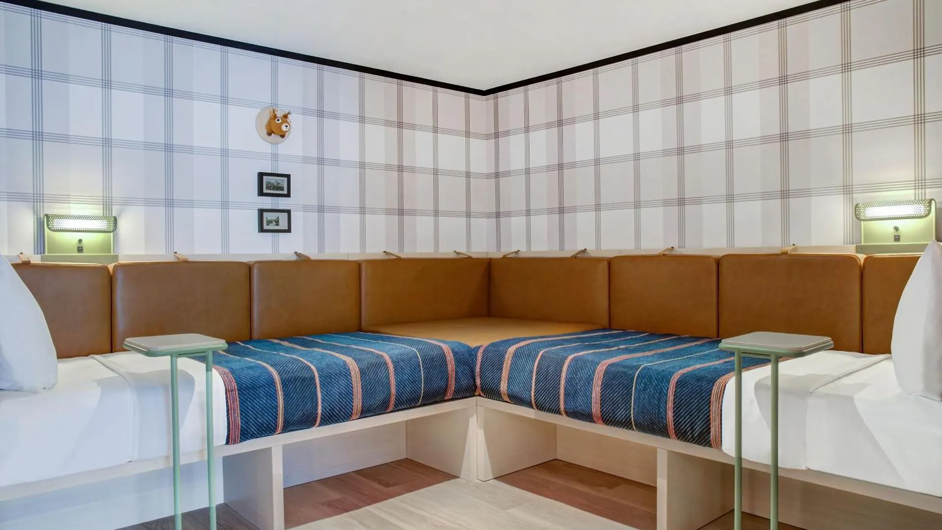 Moxy Banff Hotel 0*,